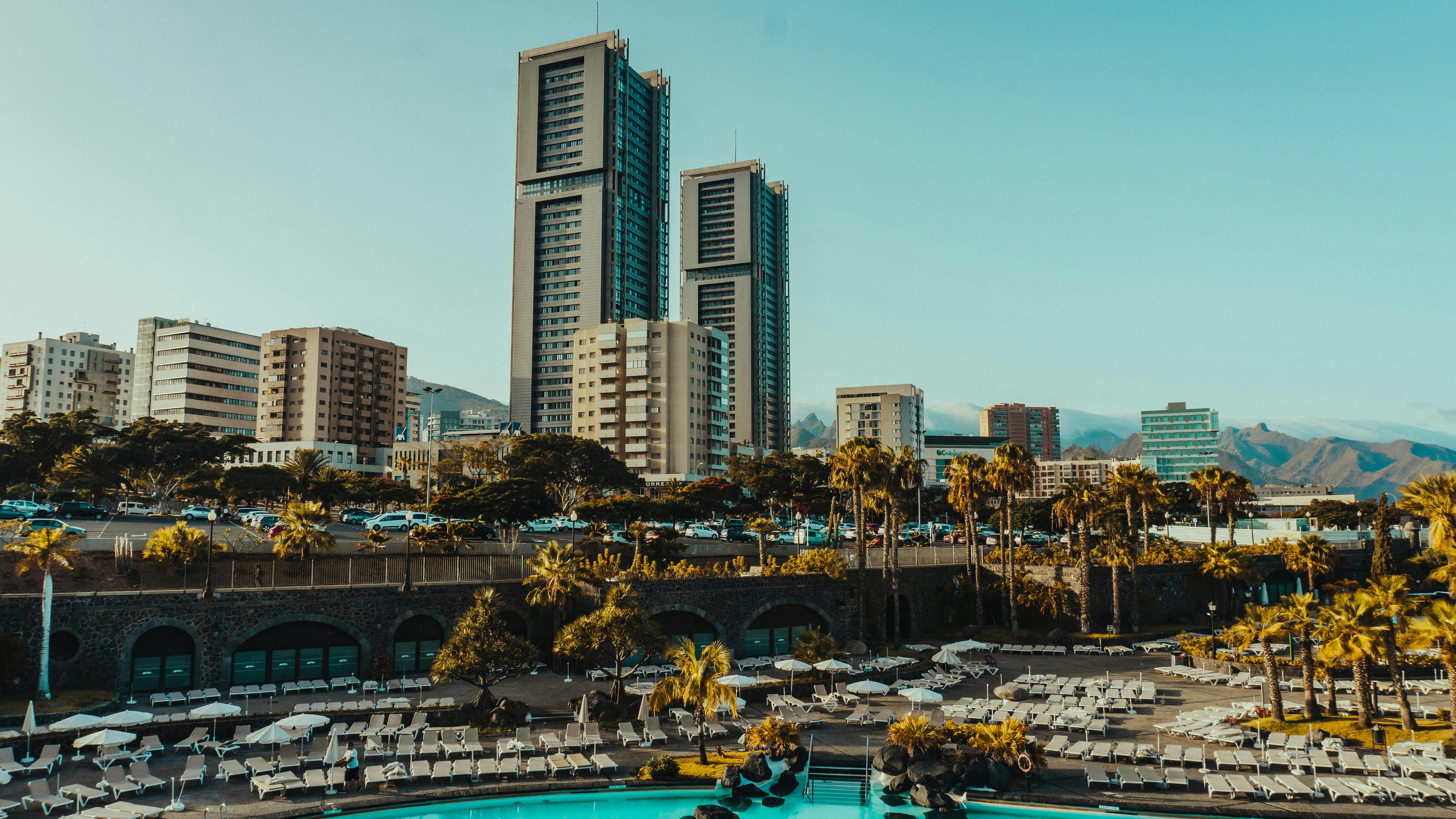 Luxuoso hotel urbano com piscina e vista panorâmica para executivos.