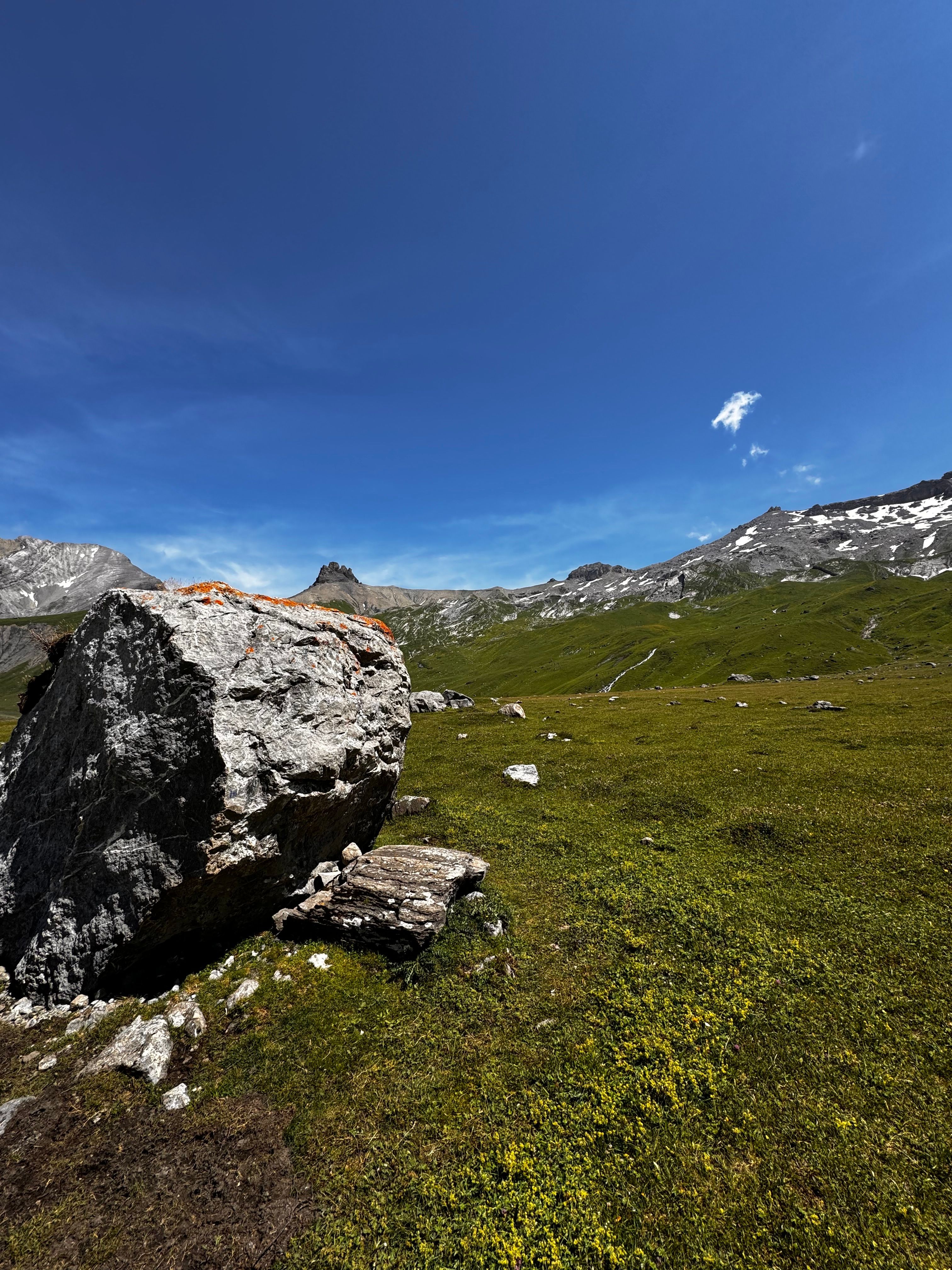 A large rock in the middle of a grassy field · Free Stock Photo