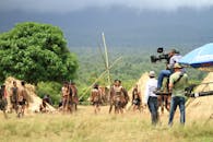 幕后，摄制组在户外拍摄演员与自然风光的场景