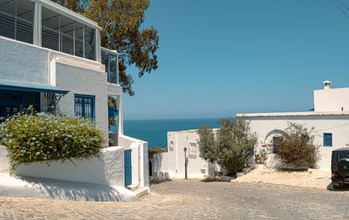 Free Quaint whitewashed buildings in Carthage, Tunisia, overlooking the serene blue sea. Stock Photo
