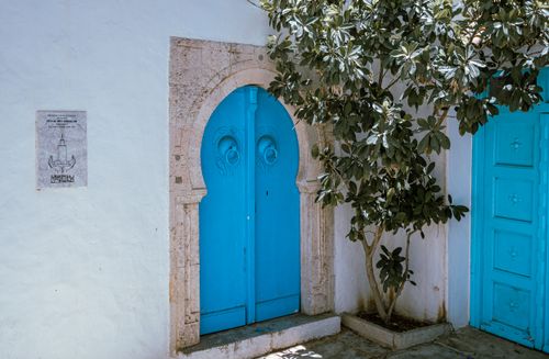 Free Charming Mediterranean doorway in Carthage, showcasing traditional Tunisian architecture with ornate blue doors and a tranquil ambiance. Stock Photo