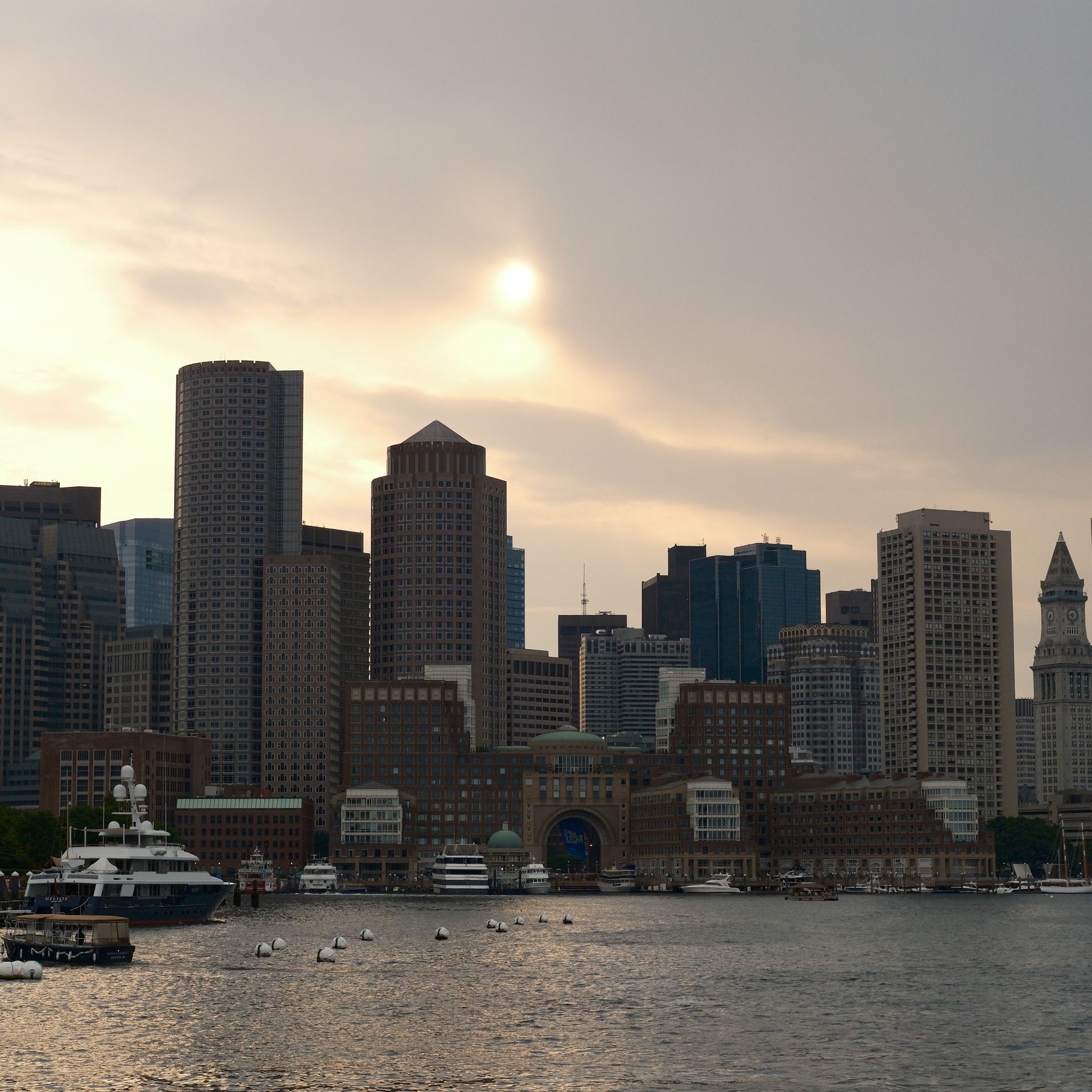 Vista del puerto de Boston y del distrito financiero al atardecer.