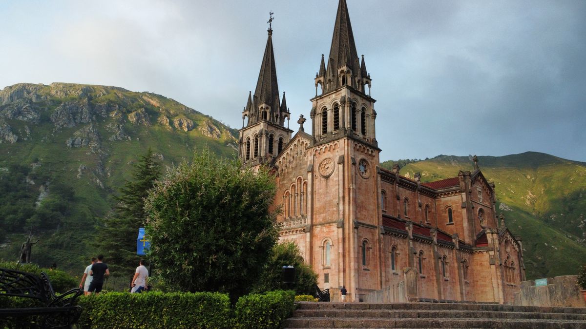 Bazilica de la Covadonga văzută dintre munți