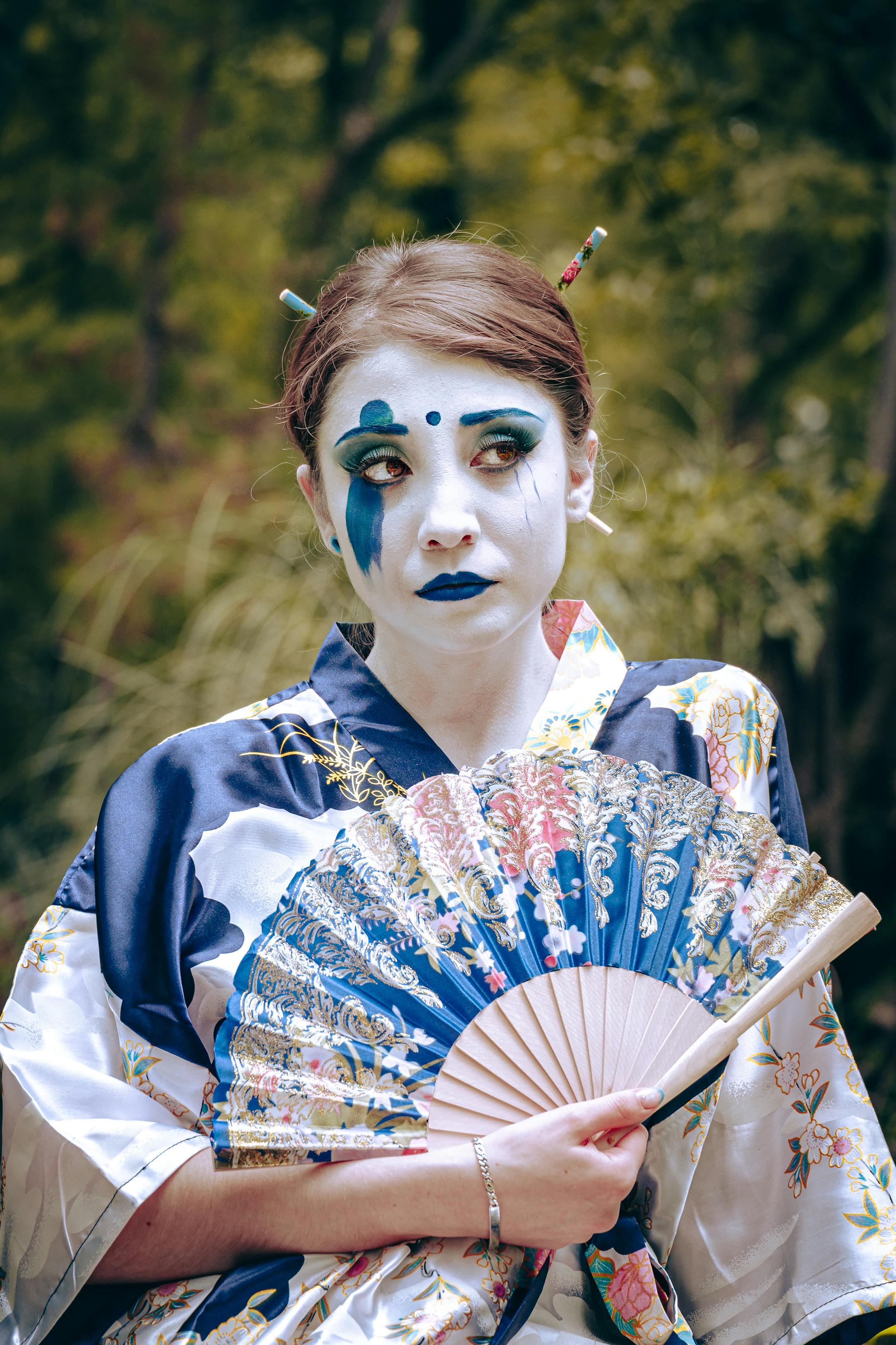 Ücretsiz Asyalı kadın, beyaz yüz boyası, çiçek desenli içeren Ücretsiz stok fotoğraf Stok Fotoğraflar