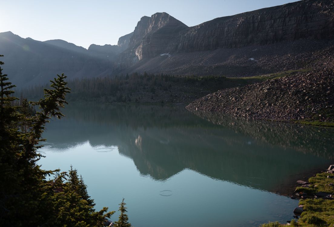 A mountain lake surrounded by trees and rocks · Free Stock Photo