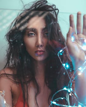 用弦乐灯创造出梦幻般效果的年轻女子喜怒无常肖像