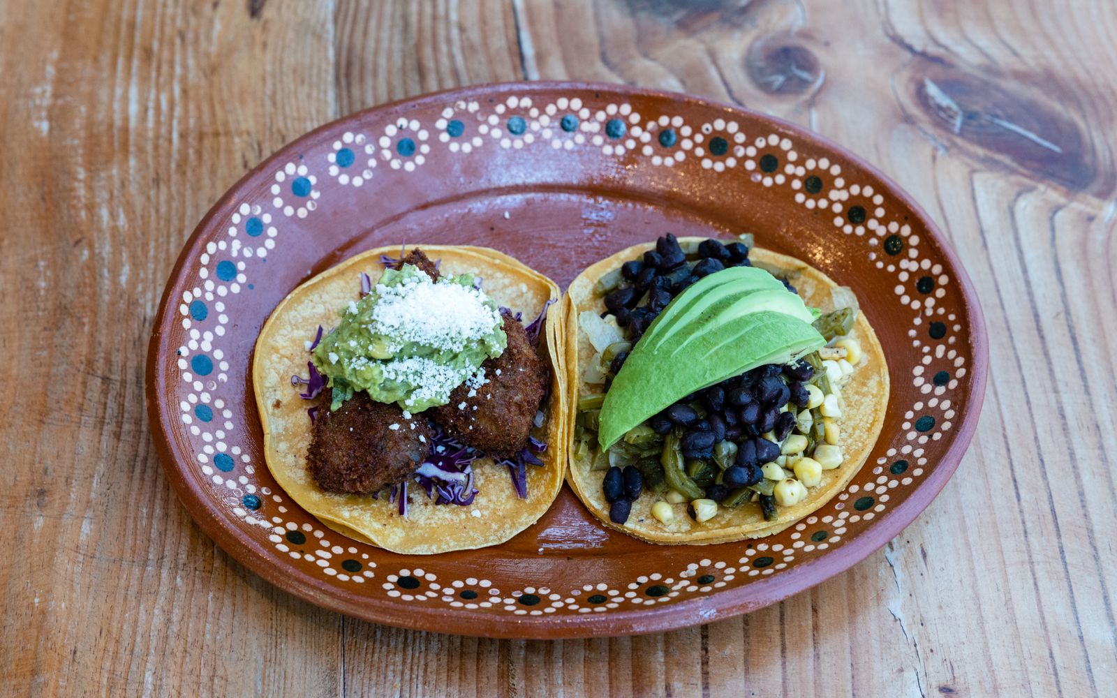 Foto de Tacos de feijão-preto com queijo, salada e pico de gallo