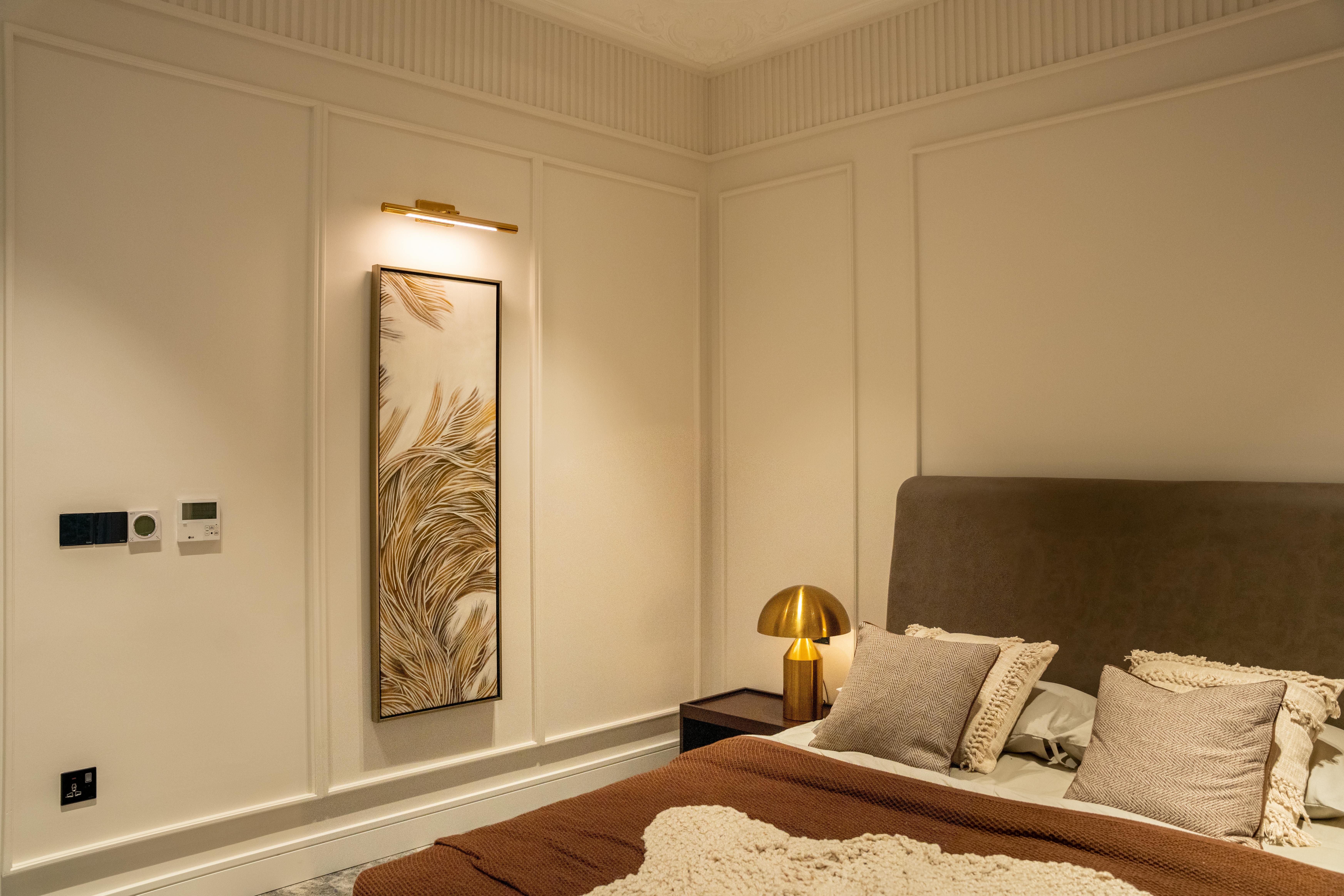 Free A cozy modern bedroom featuring minimalist decor with neutral tones and stylish lighting. Stock Photo