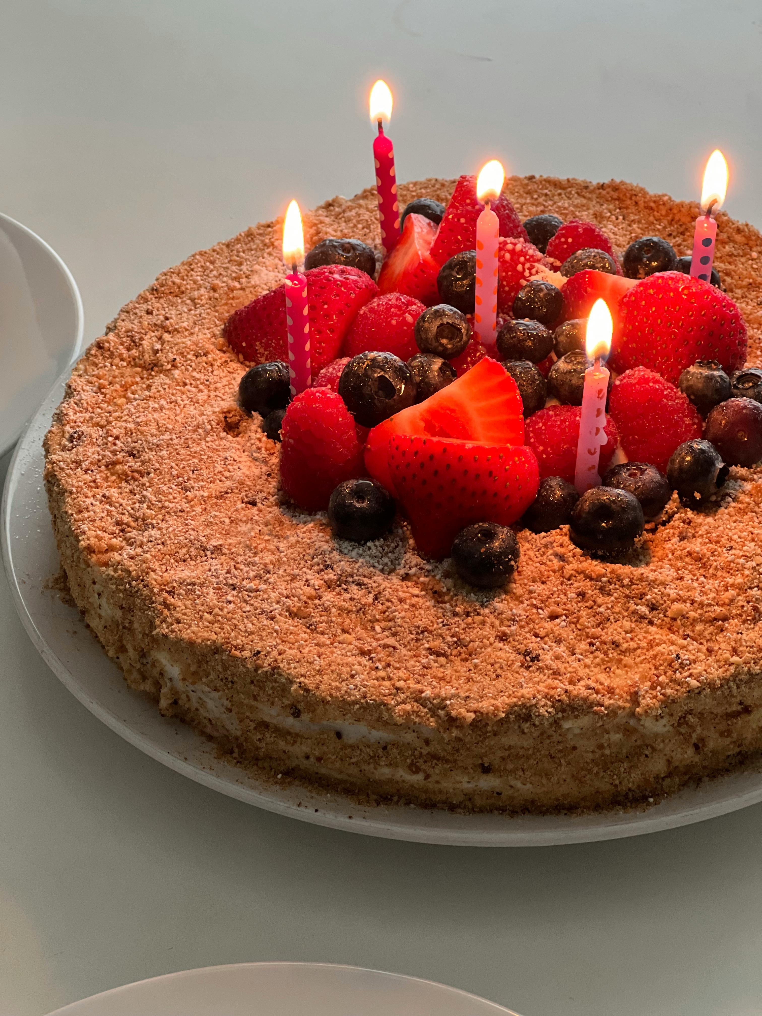 Prăjitură cu prune și caramel – Rețetă ușoară și gustoasă pentru toate evenimentele