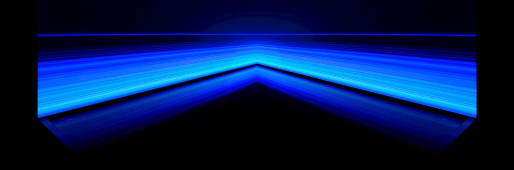 充满活力的蓝色抽象艺术与尖锐的几何线条，唤起了现代设计和创造力