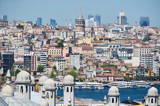 伊斯坦布尔充满活力的景色中，历史悠久的加拉塔塔被现代和经典建筑所环绕