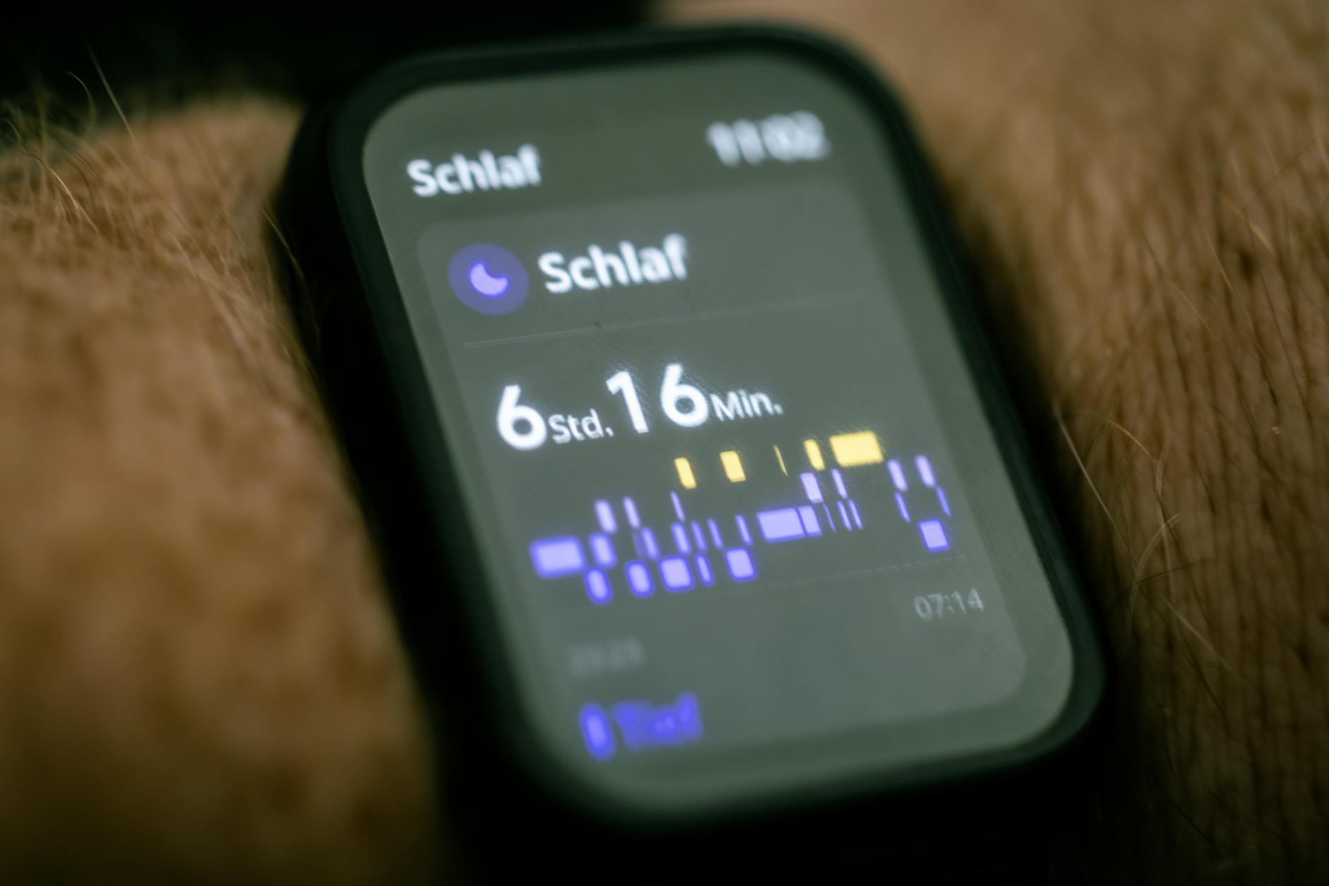 https://www.pexels.com/photo/a-close-up-of-a-smart-watch-with-a-clock-27609746/