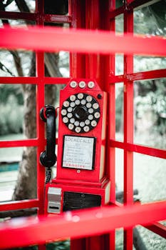 曼谷的红色电话亭采用经典英式旋转电话设计