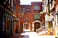 捕捉一条复古风格的城市街道，其砖砌外墙和独特的建筑细节十分引人注目