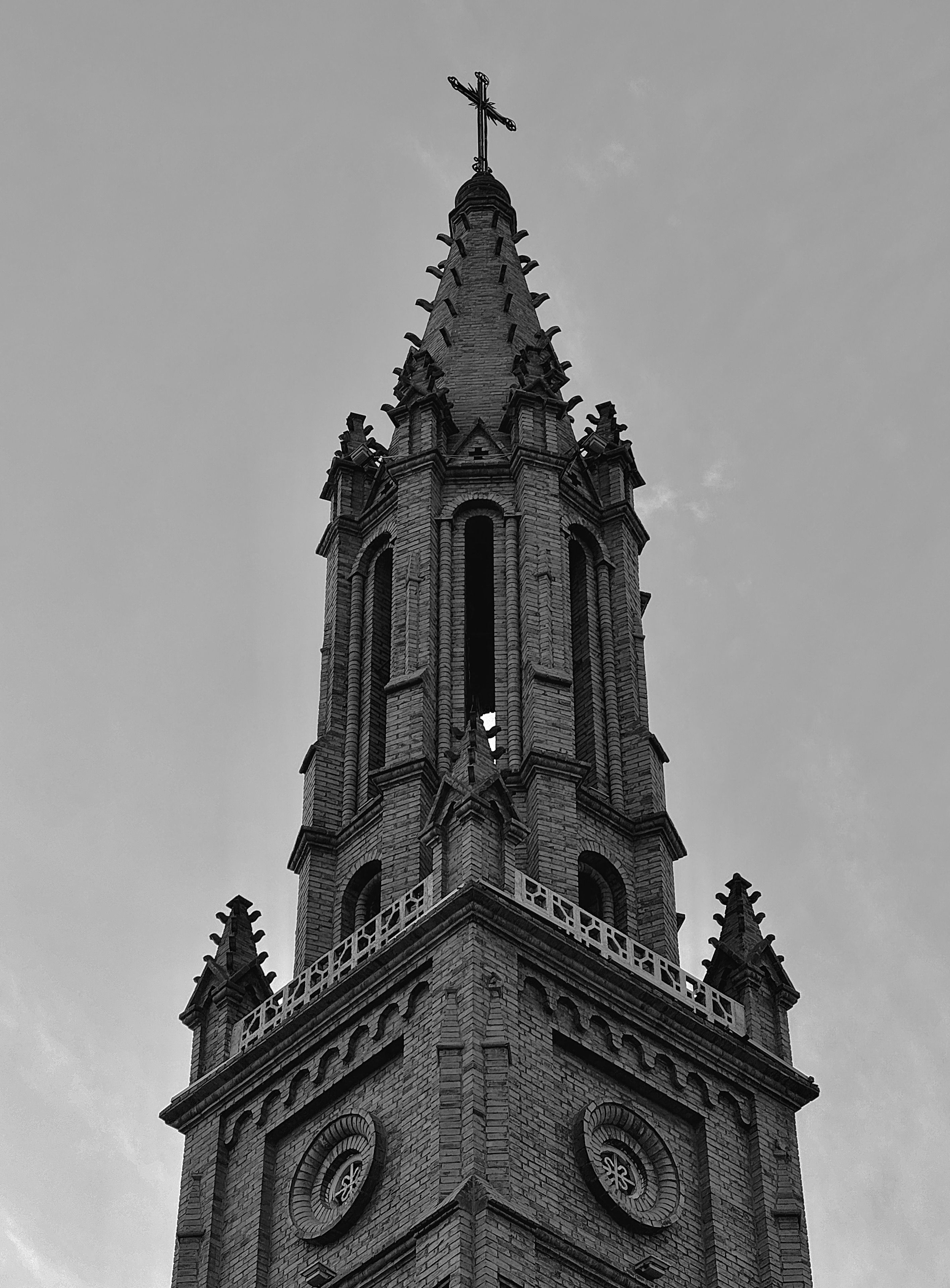 A black and white photo of a church steeple · Free Stock Photo