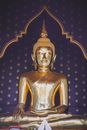 泰国传统寺庙内，令人惊叹的金色佛像凸显了文化灵性