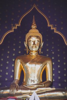 泰国传统寺庙内，令人惊叹的金色佛像凸显了文化灵性