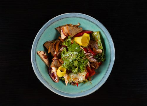 Free Top-down view of a vibrant gourmet beef salad with fresh vegetables on an elegant plate. Stock Photo