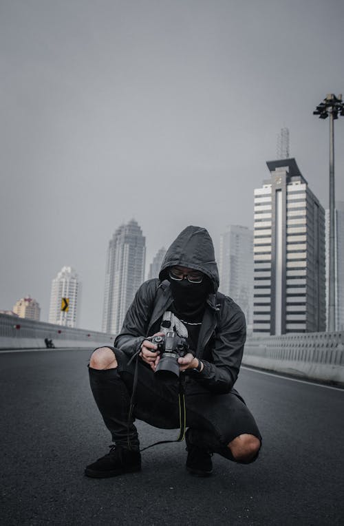 Foto De Persona Sosteniendo Una Cámara Dslr