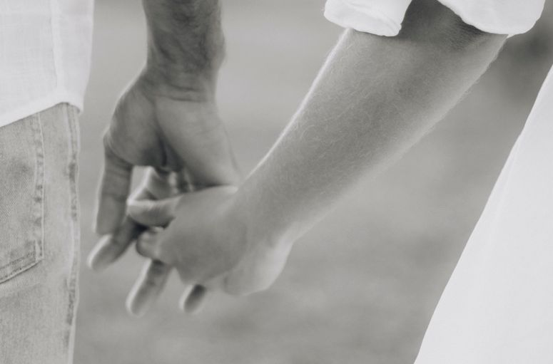 Online dating: starting a conversation on a niche platform