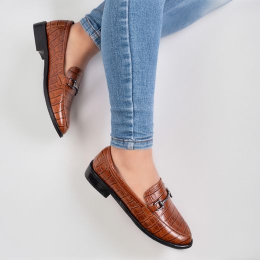 Court Prime '82 in bramble leather paired with light denim — photo by José Martin Segura Benites on Pexels
