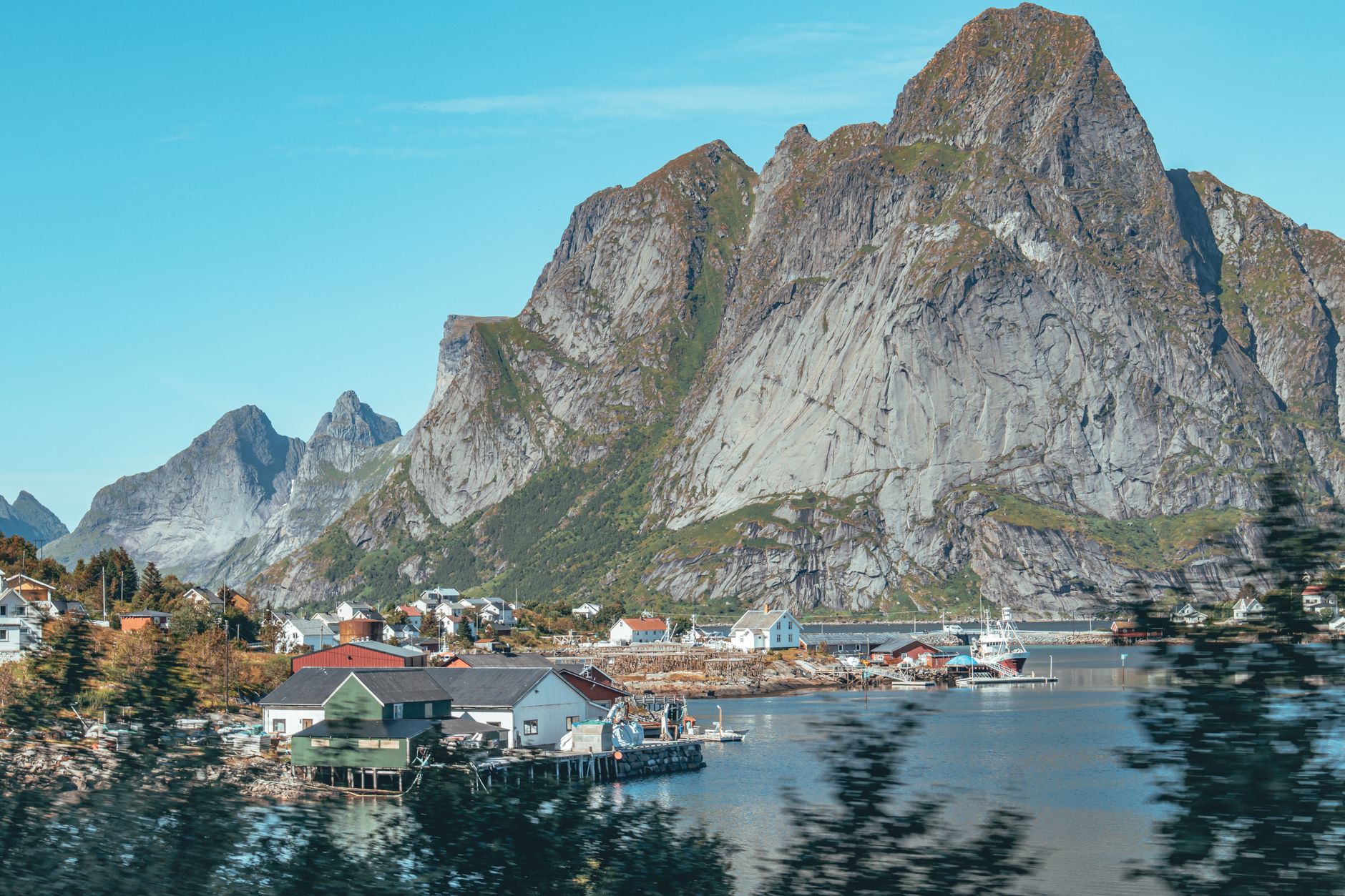 Sakrisøy, Norwegia: Desa Kuning yang Menawan di Lofoten, Permata Tersembunyi yang Wajib Dikunjungi!