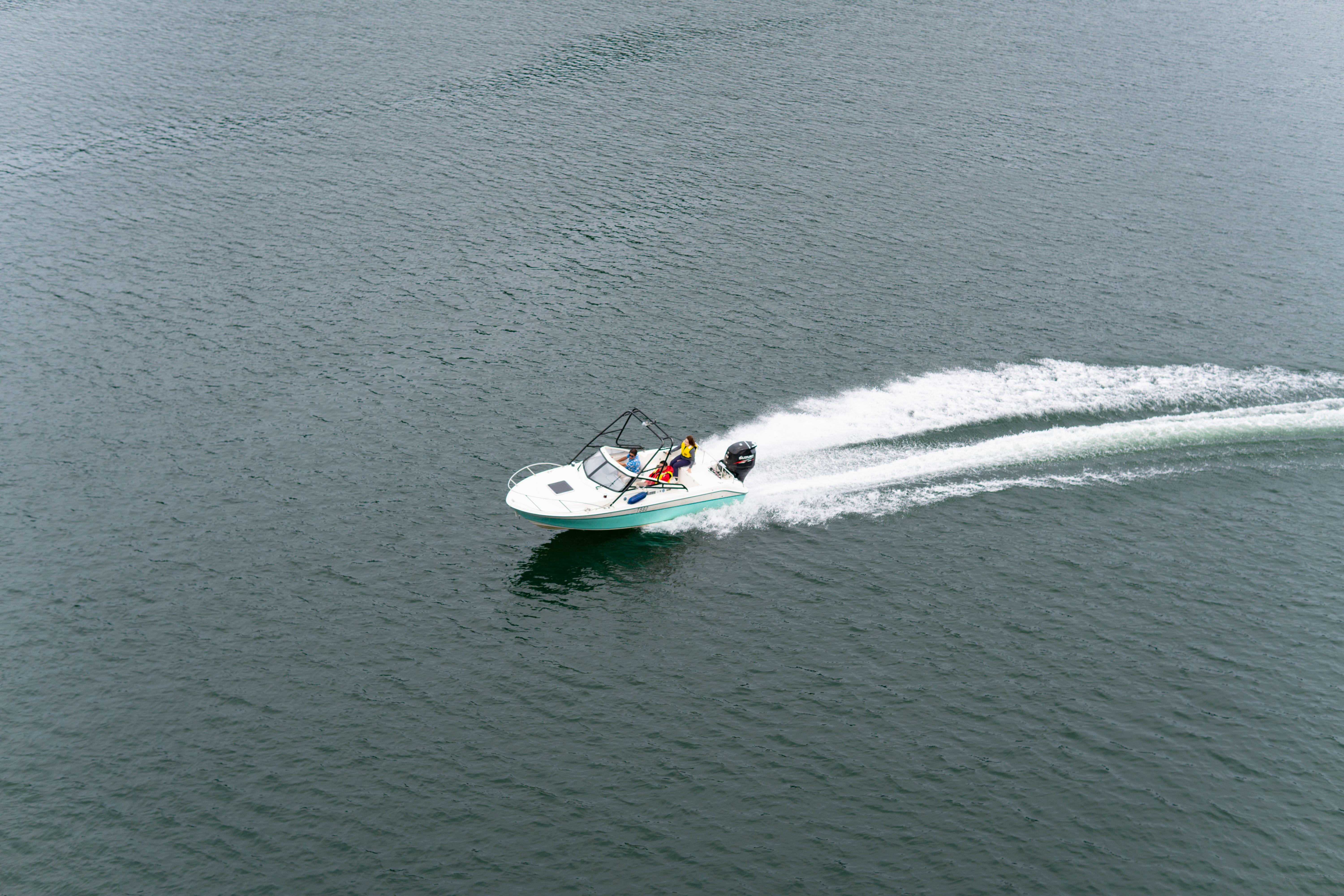 A boat is traveling on the water · Free Stock Photo