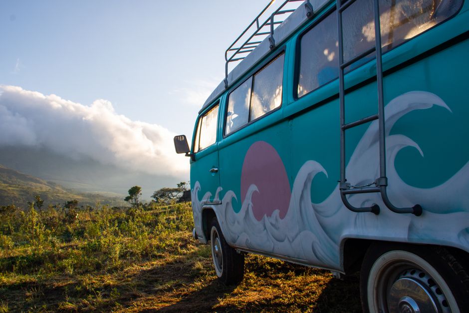 Station électrique vs groupe électrogène - Comparatif 2026 Colorful vintage camper van in a scenic outdoor landscape at sunrise.