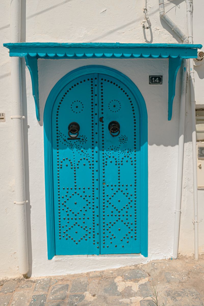 Porte traditionnelle bleue cloutée à Carthage, en Tunisie