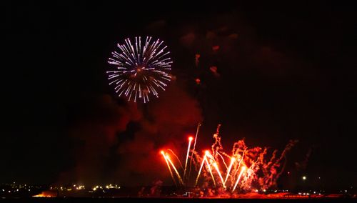 Free Vibrant fireworks light up the night sky during a festive celebration. Stock Photo