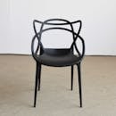 这款造型独特的黑色时尚设计椅，非常适合现代内饰