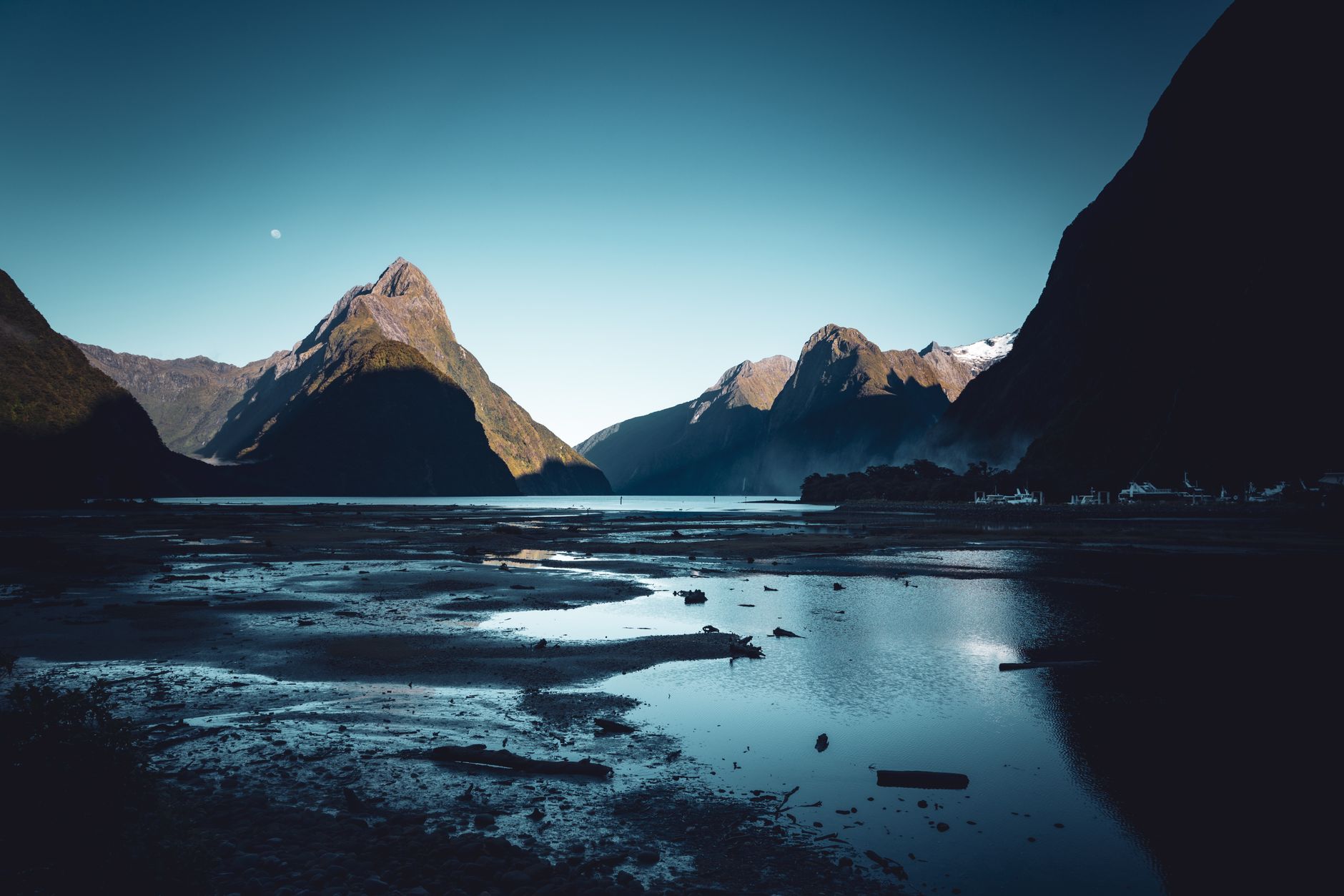 milford sound new zealand fiord mountains reflection boat cruise