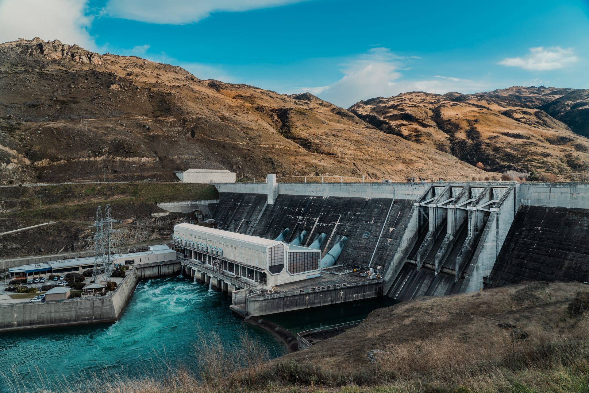 New Zealand alpine lake and hydro dam landscape in daylight