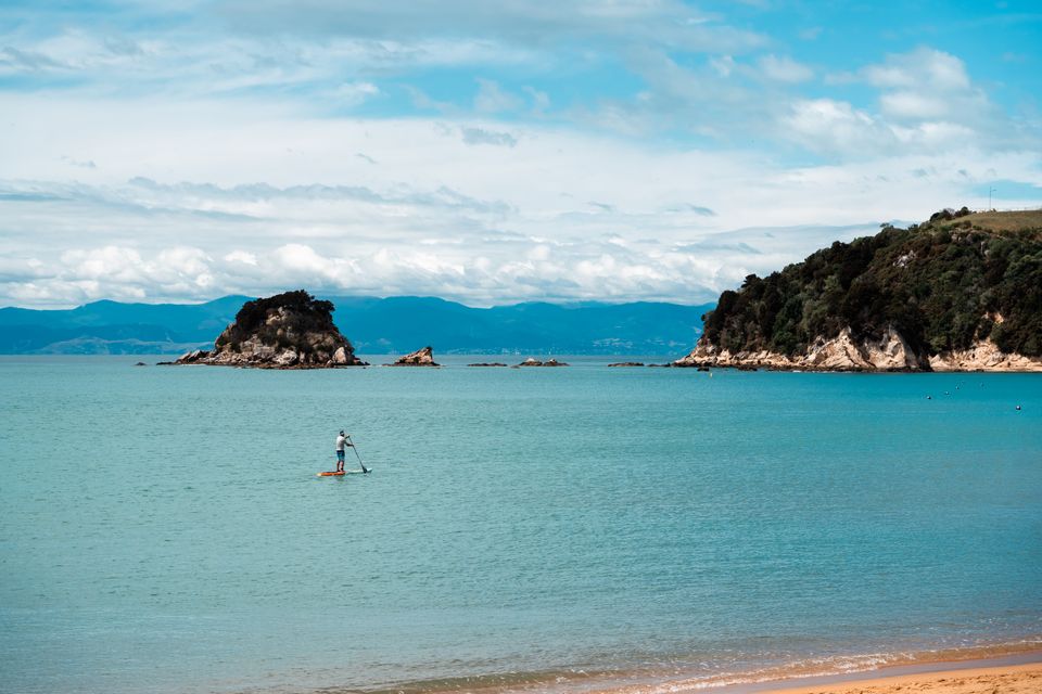 Friedliche Paddelszene am Kaiteriteri-Strand, Tasmanien, Neuseeland.