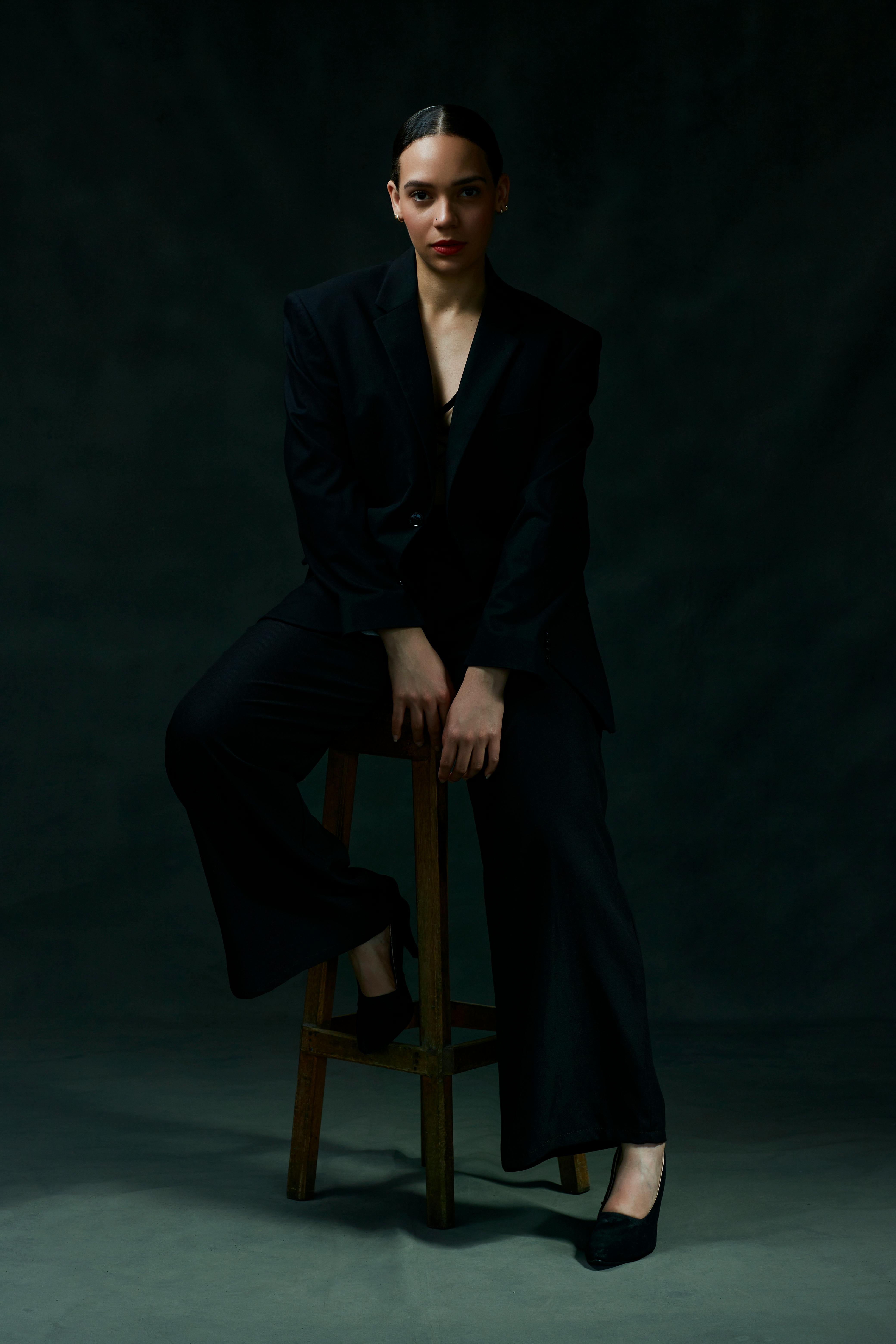 bezplatná Základová fotografie zdarma na téma časopis střílet, černý oblek, elegance Základová fotografie