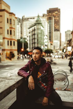 旧金山城市环境中一名男子的肖像，展现了城市生活与时尚