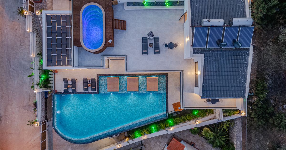 Projeto de iluminação de piscina Vista aérea de casa com piscinas iluminadas à noite