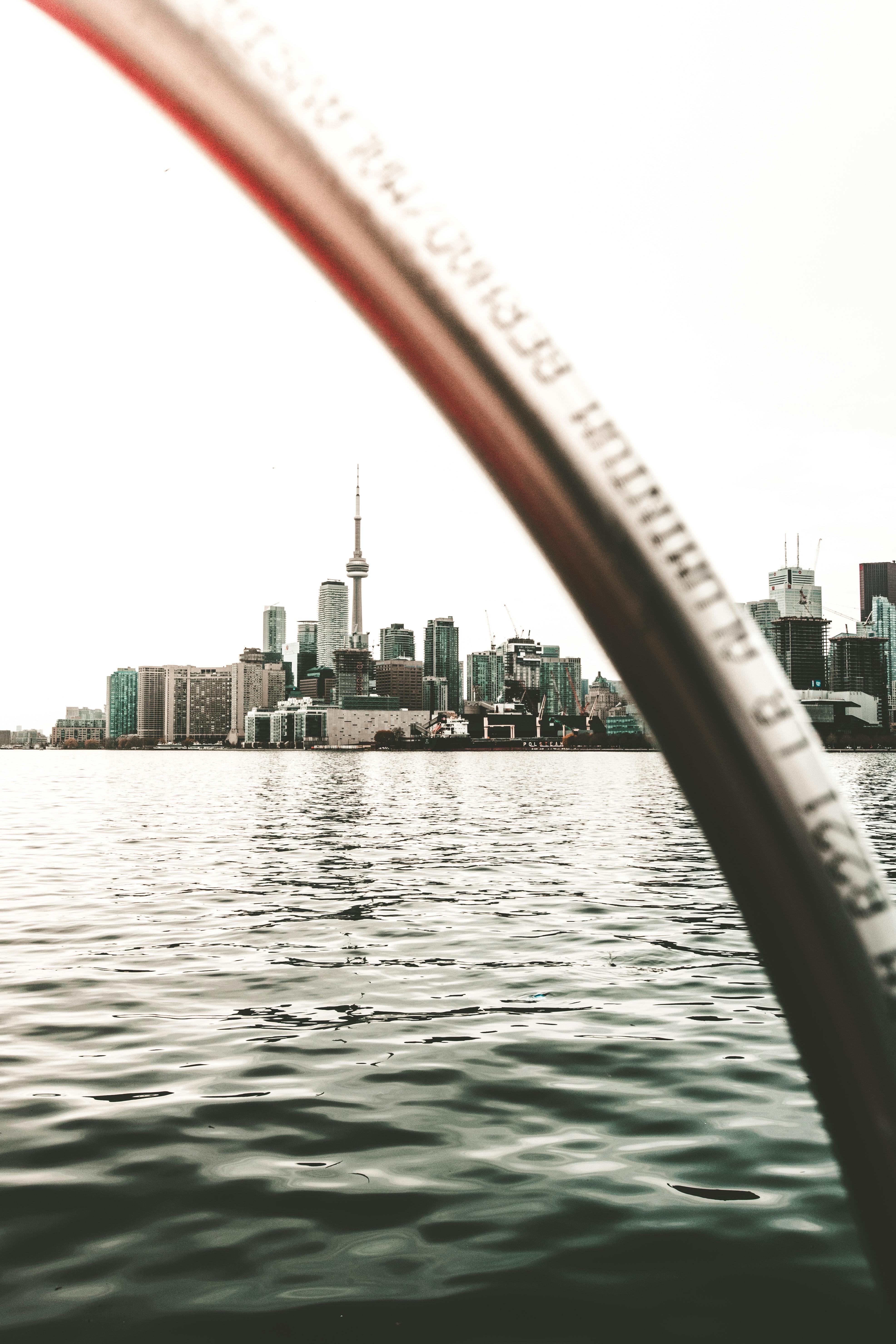 风景优美的多伦多天际线以加拿大国家电视塔为特色，电视塔矗立在海滨之外