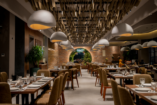 Explore the luxurious and modern interior of a restaurant in Sulaymaniyah, featuring stylish decor and ambiance.