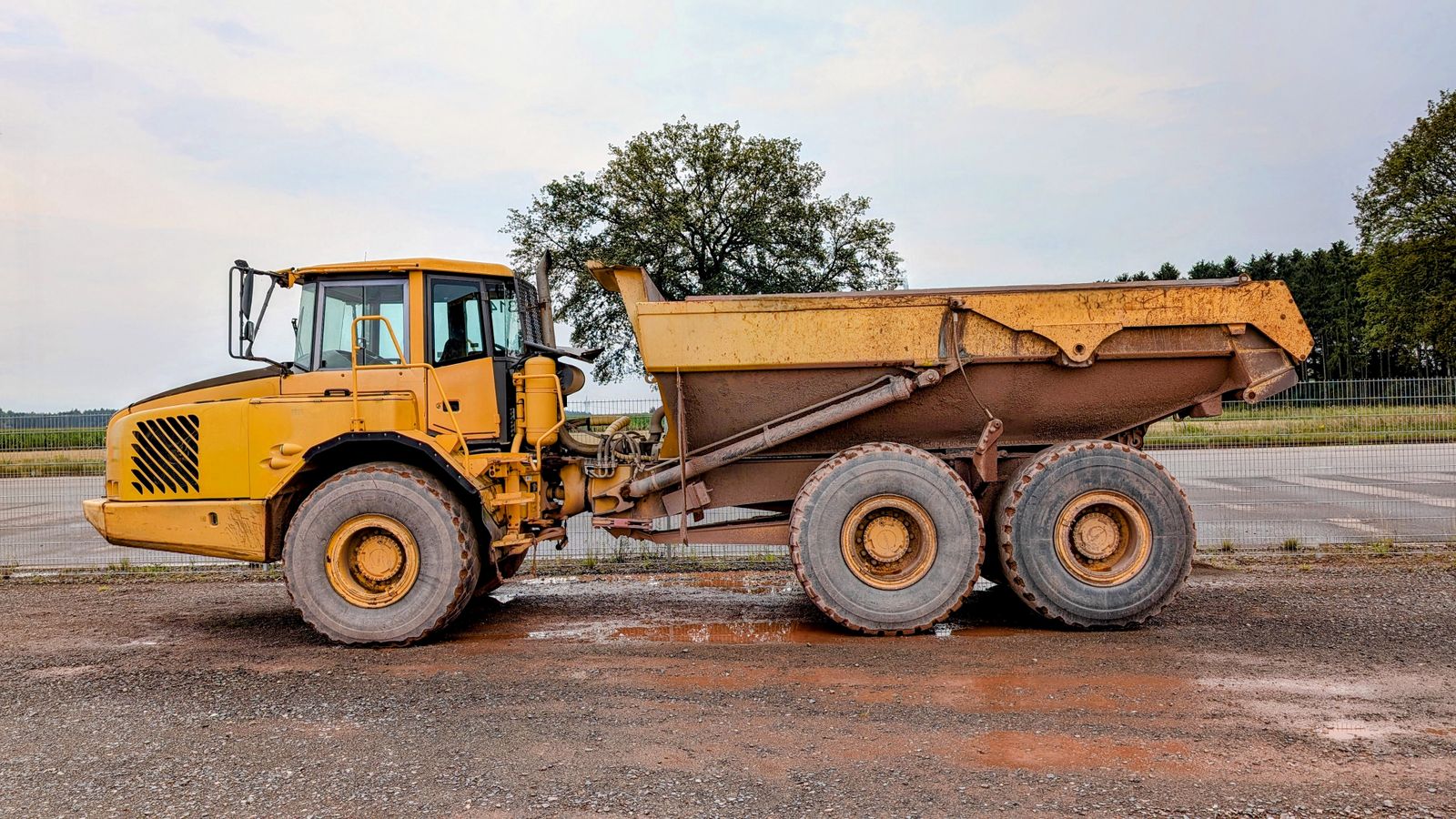 Großer gelber Kipper auf einer Baustelle