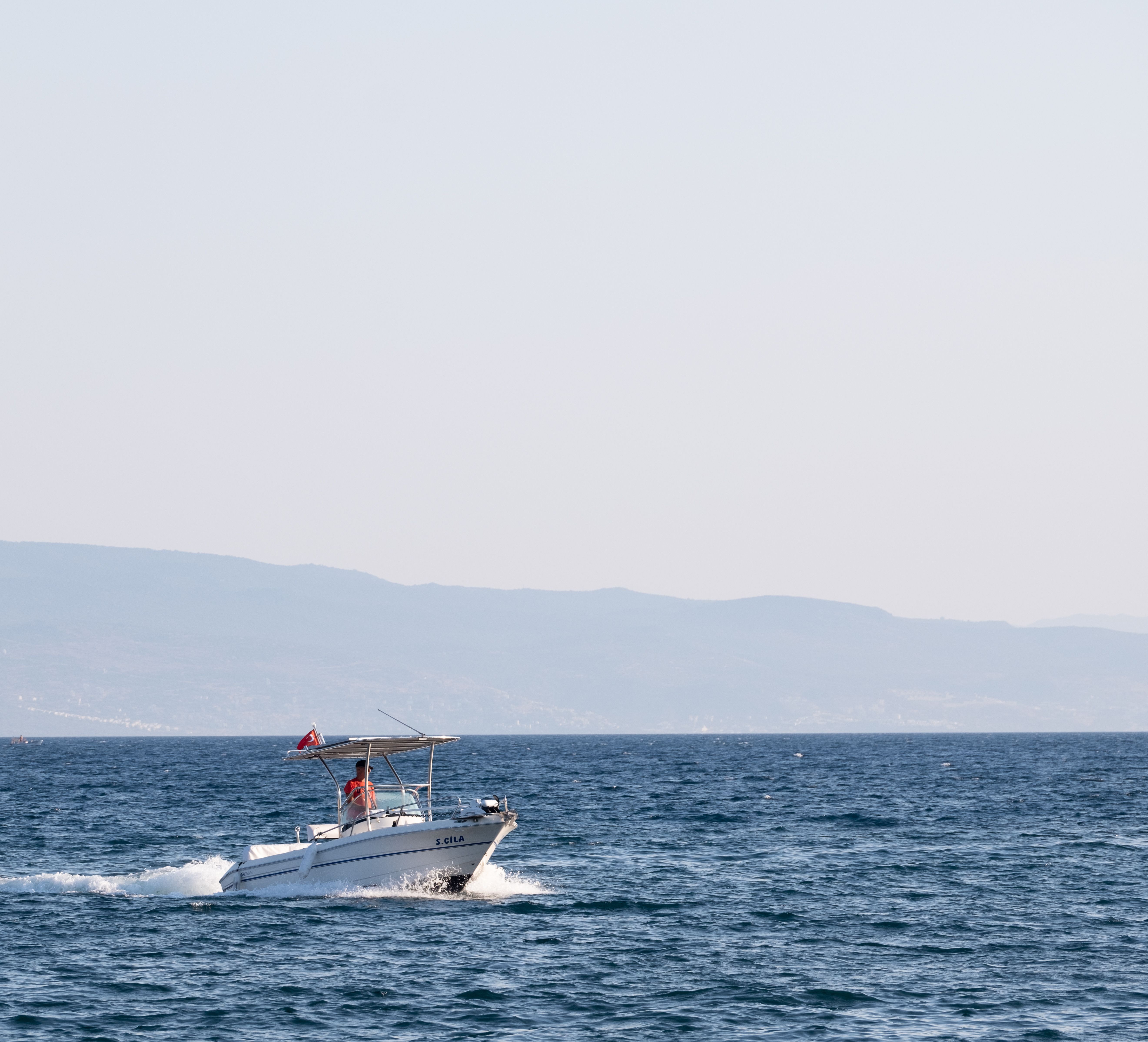 Bateau à moteur en navigation