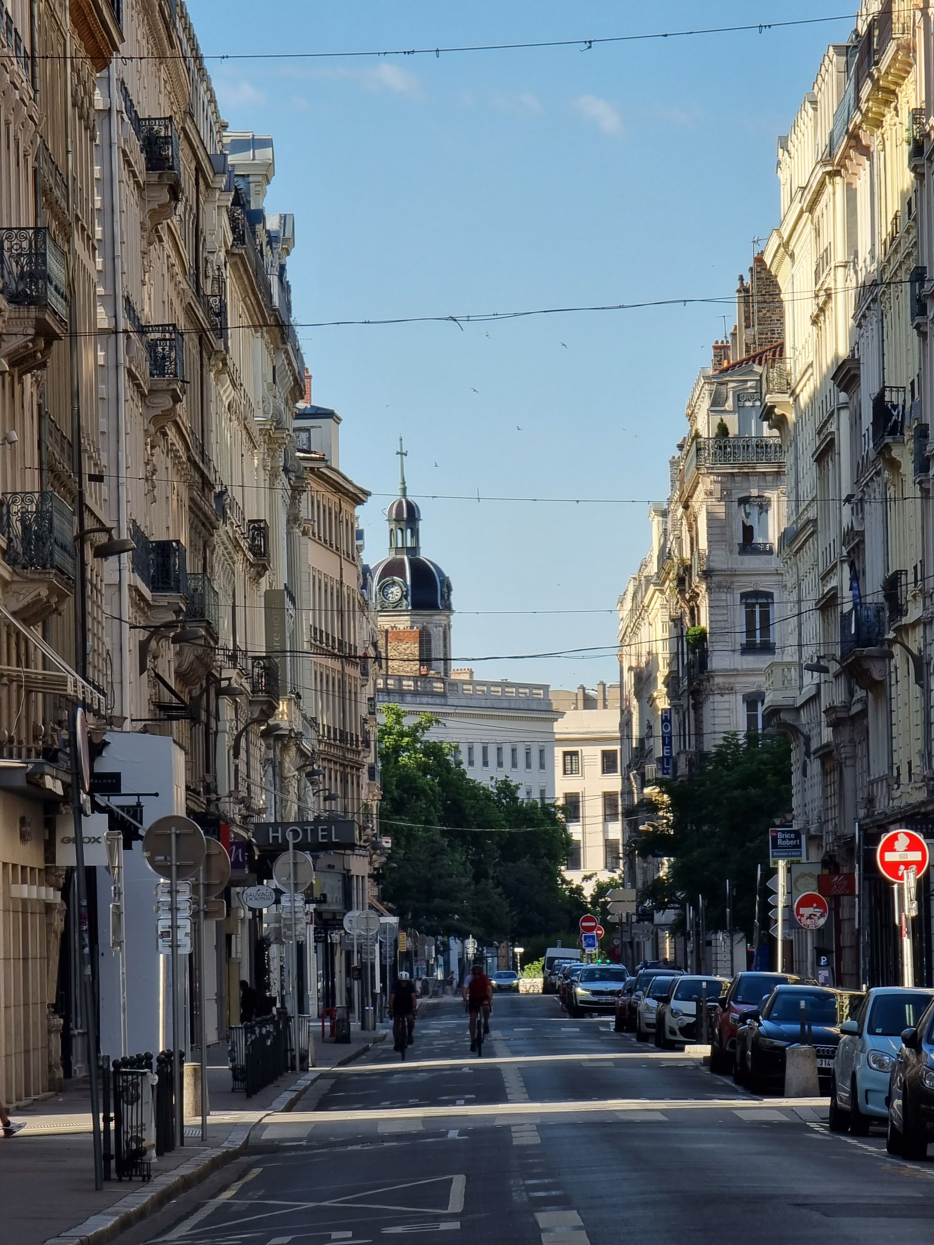A street with cars parked on both sides · Free Stock Photo