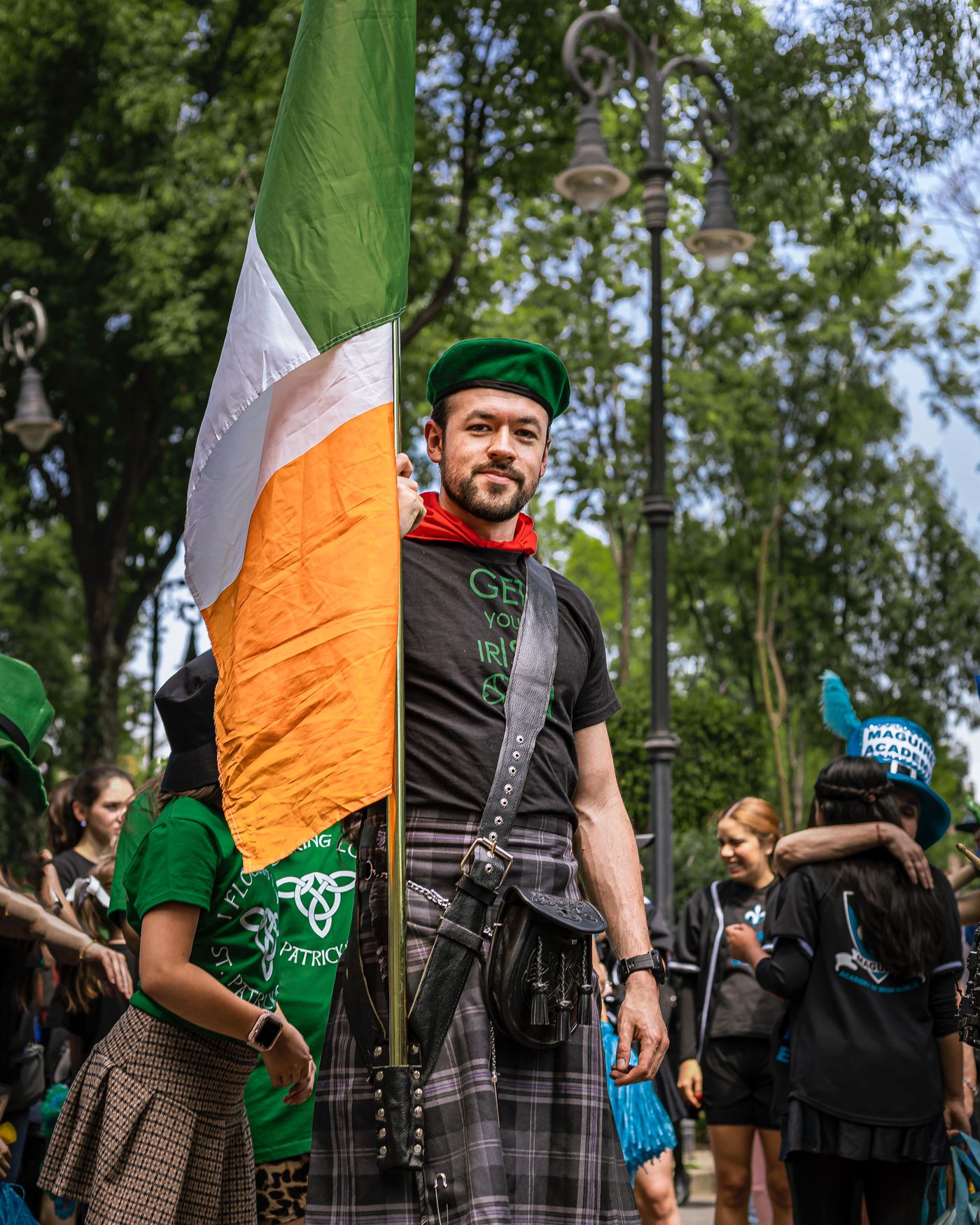 Défilé de rue avec drapeau irlandais lors d'un festival en Irlande