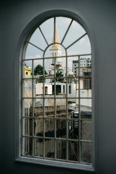 透过拱形窗户，可以欣赏胡志明市独特的建筑天际线和城市景观
