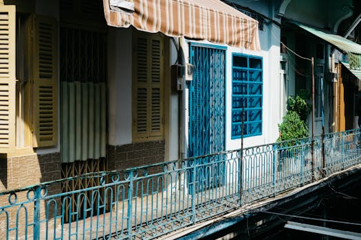 越南胡志明市充满活力的殖民风格建筑，立面配有色彩缤纷的百叶窗和栏杆