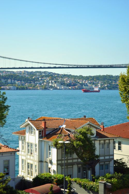 Free Charming view of the Bosphorus with a bridge and residential homes on a sunny day. Stock Photo