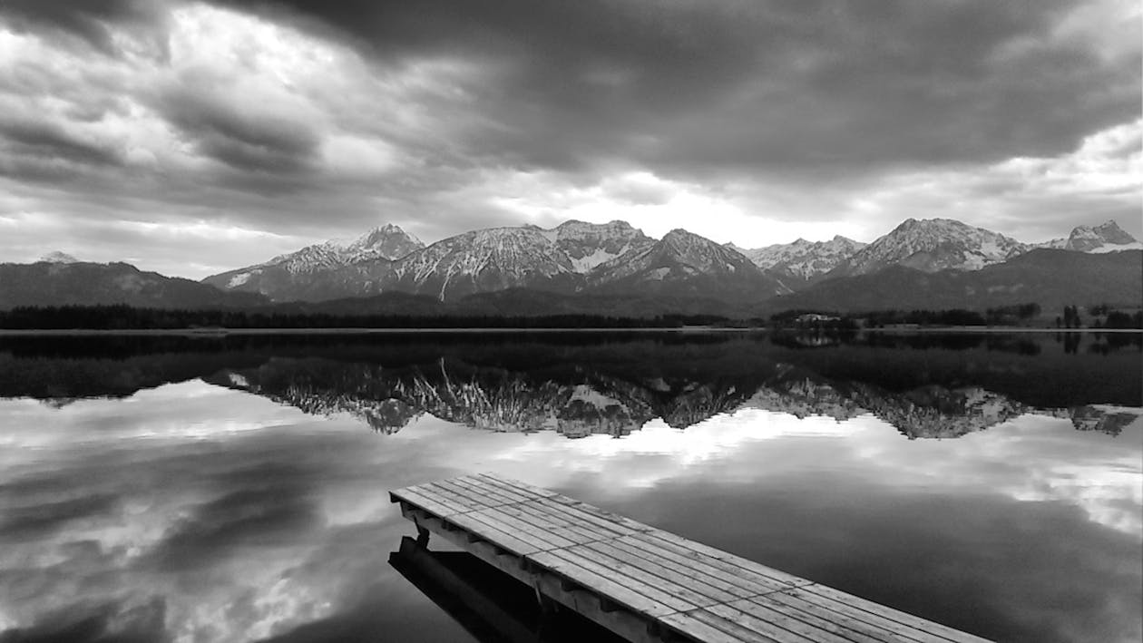 Free Gray Scale Photo of Body of Water Stock Photo