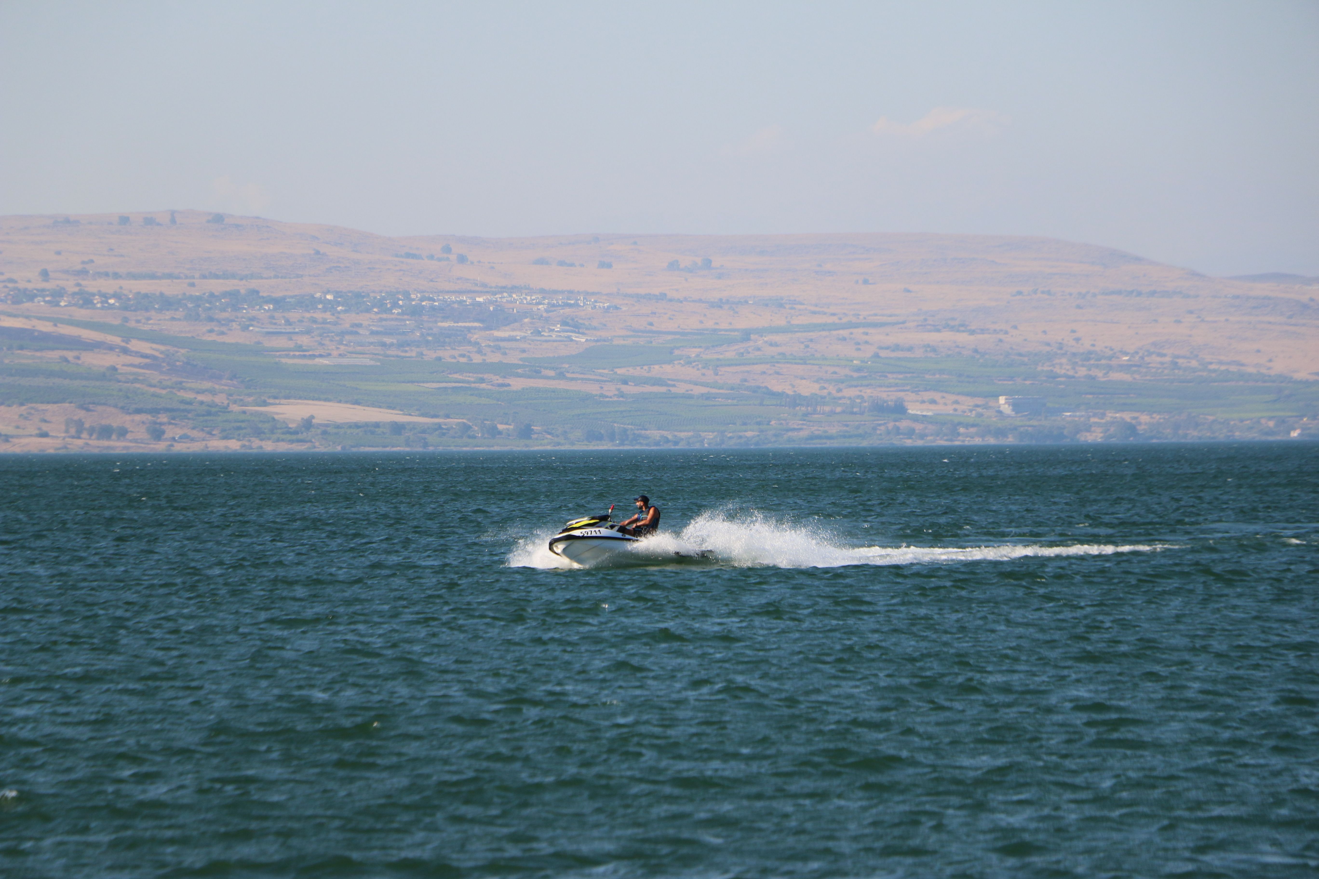 Skuter wodny na błękitnej wodzie