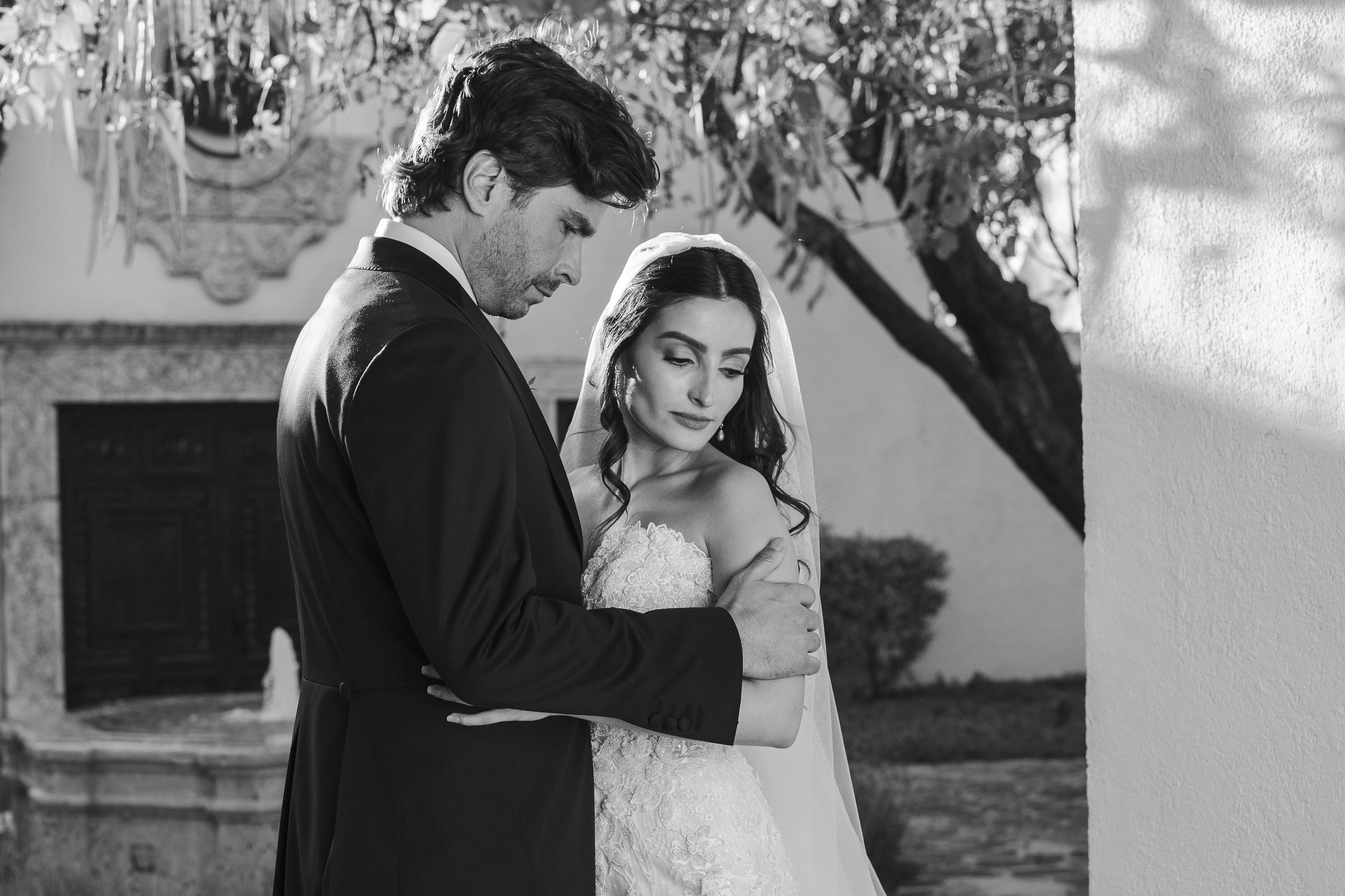 portrait of newlyweds in black and white