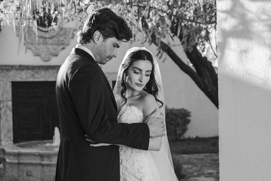 A romantic black and white portrait of newlyweds embracing in San Miguel de Allende.